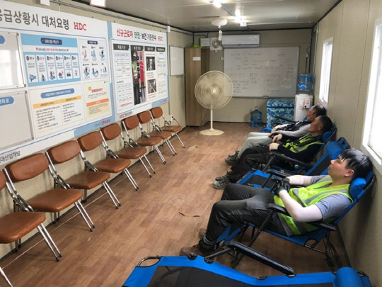 HDC현대산업개발 건설현장 근로자들이 'HDC 고드름 방'에서 휴식을 취하고 있다.<HDC현대산업개발 제공>